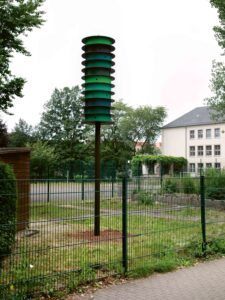 Weltecho und Oscar e.V. Chemnitz mit Frank Maibier , Residenz SI SI DÜ DÜ, Installation Schulgarten der Kooperationsschule, Chemnitz, 2024, Foto: Kunstsammlungen Chemnitz/graukarte.info