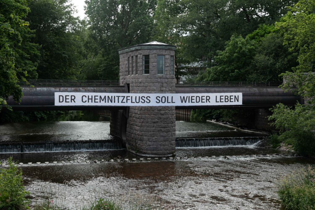 Begehungen e.V, Der Chemnitzfluss soll wieder leben, 1990 re-enacted 2024, Banner, Foto: Foto: Kunstsammlungen Chemnitz/graukarte.info