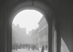 Paul Wolff, Chemnitz, Blick vom Durchgang des König-Albert-Museums in die Marienstraße, um 1930, Landesamt für Denkmalpflege Sachsen